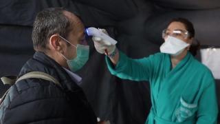 Medic testează de coronavirus un pacient