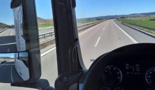 Șoferi români de TIR