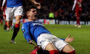 Ianis Hagi sărbătorește marcarea unui gol