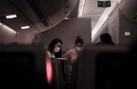 Încă un avion cu români sosește din Italia. Pasagerii, duși cu escortă într-un centru de carantină