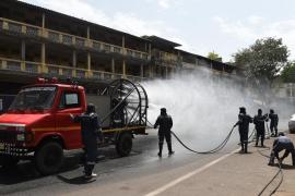 Gaz dezinfectant răspândit pe străzile Indiei