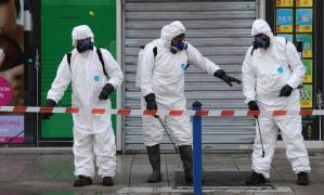 Angajați ai municipalității fac dezinfecție de coronavirus pe străzi