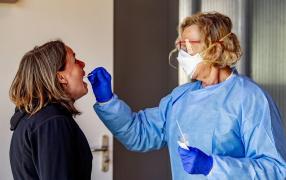 Femeia face testul pentru coronavirus