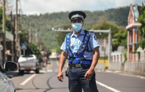 Polițist în Mauritius în perioada restricțiilor de coronavirus