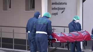 Medici transportă un copil cu coronavirus în izoletă