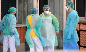 Medici spanioli la un spital cu cazuri de coronavirus