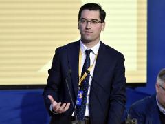 Răzvan Burleanu la o conferință de presă