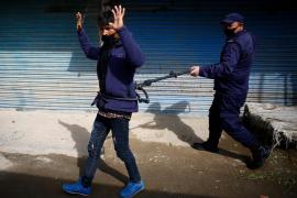 Un bărbat este arestat pentru că a ieșit pe stradă