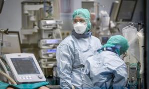 Medici italieni lângă un pacient cu coronavirus