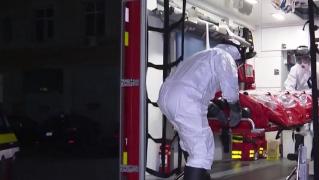 Medicii transportă cu izoleta un caz de coronavirus
