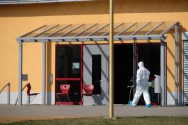 Unii români nu respectă carantina, unui vasluian nu îi vine să mai plece din centru