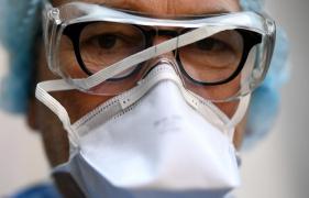 Un medic cu mască de protecție