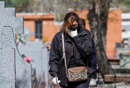 Femeie la cimitir în Italia