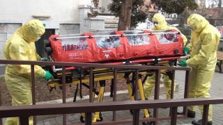 Izoletă transportată de medici la un caz de coronavirus