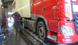 Şofer de TIR întors din Italia, n-a putut să îşi spele camionul, la Deva, de teama coronavirusului