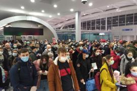 Oamenii au stat unul lângă altul, fără să păstreze distanţa recomandată de specialişti