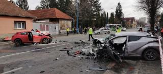 Un şofer a murit, iar o tânără de 26 de ani a ajuns în stare gravă la spital, după accidentul din Braşov