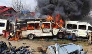 Microbuz ars în Onești