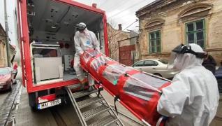 Medici preiau un pacient cu coronavirus