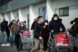 Italienii stau la coadă cu măşti pe faţă