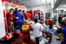 Raniti sunt urcati in ambulante in fata spitalului de urgenta Floreasca