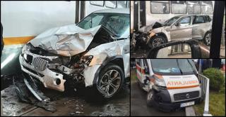 BMW distrus după ce s-a izbit de o ambulanță, în București