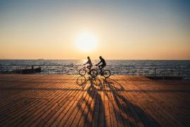 Oameni mergând pe bicicletă