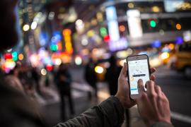 Aplicaţia Uber pe telefon