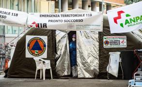 Medic italian iese dintr-un cort pentru pacienți cu coronavirus