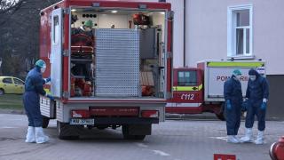 Medici în costum de protecţie