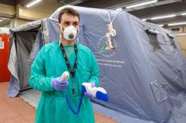 Medic în costum de protecţie