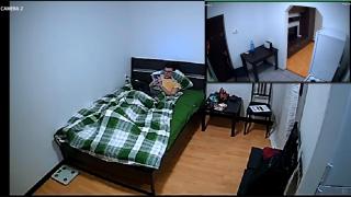 Reporterul Valentin Stan în patul apartamentului în care face experimentul Observator