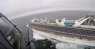 Navă de croazieră survolată de un elicopter