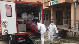 Medicii transportă un pacient de coronavirus