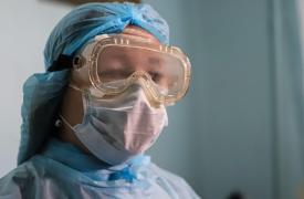 Medic cu protecție anti-coronavirus