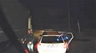 Poliţiştii maghiari verifică un şofer român de TIR