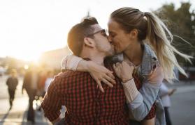 Femeie şi bărbat sărutându-se