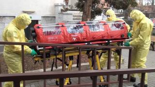 Medici cu izoleta preiau un pacient cu coronavirus