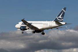 Avion Tarom zboară în cursă