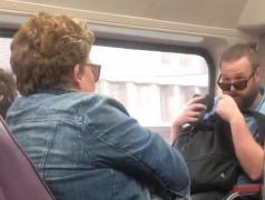 Dialog viral în tren, după ce o femeie tuşeşte fără să îşi pună mână la gură, spre pasagerul din faţa ei (Video)