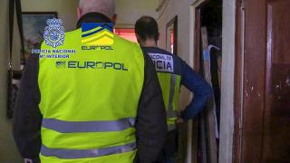 Traficanţii îşi vindeau victimele între ei