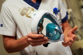 O mască pentru scufundări modificată ar proteja mai bine ca măștile FFP3, susțin cercetătorii cehi (Video)