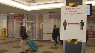 Muncitpri sezonieri români veniți în Germania, pe aeroportul din Berlin