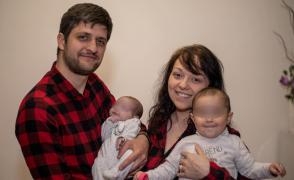 Românul, soția sa italiancă și cele două fiice