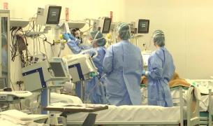 Medici italieni lângă un pat de spital cu pacient cu coronavirus