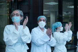 Trei medici spanioli aplaudă în fața spitalului