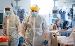 Medici lângă paturile de spital goale în Italia