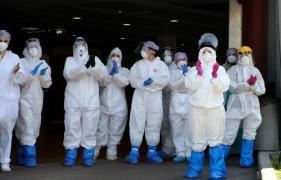 Medici și asistente din Italia aplaudă