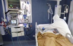 Încă 4 decese ale unor pacienţi cu coronavirus, în România. Bilanţul morţilor a ajuns la 318