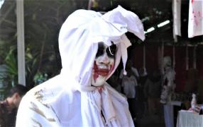 Locuitori speriați cu fantome, ca să stea în casă, în Indonezia (Video)